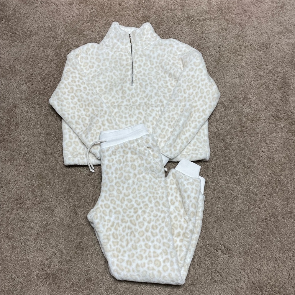 OLD NAVY 2 PIECE FLEECE SET. SIZE SMALL. EXCELLENT CONDITION.